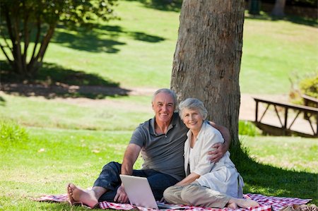 simsearch:400-05711437,k - Senior couple  picnicking in the garden Stock Photo - Budget Royalty-Free & Subscription, Code: 400-04328263