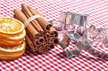 Dried Orange and Cinnamon Sticks on checkered cloth with cookie cutters Photographie de stock - Aubaine LD & Abonnement, Code: 400-04329311