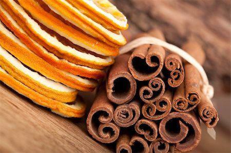 Slices of dried Orange with cinnamon sticks Photographie de stock - Aubaine LD & Abonnement, Code: 400-04329604