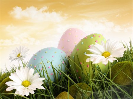 Closeup of decorated easter eggs in the grass with daisies Foto de stock - Royalty-Free Super Valor e Assinatura, Número: 400-04321063