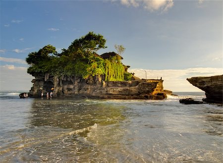 simsearch:400-04924165,k - View to the Tanah Lot temple in sunset. Bali island, indonesia Photographie de stock - Aubaine LD & Abonnement, Code: 400-04321970