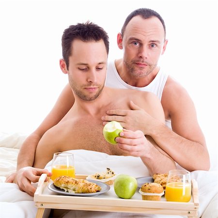 simsearch:400-04322417,k - Ein paar glückliche Homo und ihr Frühstück auf einem Tablett im Bett Stockbilder - Microstock & Abonnement, Bildnummer: 400-04322418