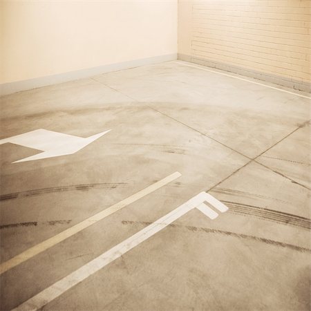 simsearch:400-05728613,k - Empty parking lot floor and wall. Composition can be used as background. Foto de stock - Royalty-Free Super Valor e Assinatura, Número: 400-04322770