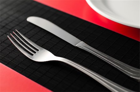 simsearch:400-04922571,k - empty white plate on red napkin with knife and fork on black table at the side of the plate Foto de stock - Super Valor sin royalties y Suscripción, Código: 400-04323508