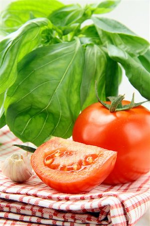 Fresh ripe tomatoes with basil and olive oil Foto de stock - Super Valor sin royalties y Suscripción, Código: 400-04323848