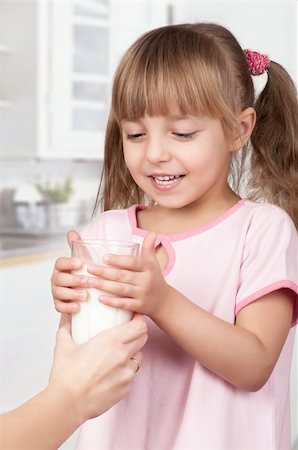 fotostok_pdv (artist) - Cute little girl and glass of milk in kitchen Foto de stock - Royalty-Free Super Valor e Assinatura, Número: 400-04334329