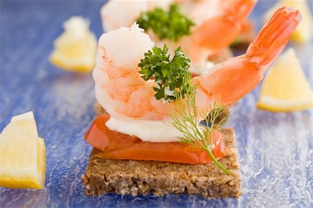 photo of delicious starter made of prawns and tomatoes on black bread Stockbilder - Microstock & Abonnement, Bildnummer: 400-04334437