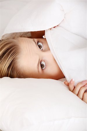 domineering wife - Scared young woman in bed. Foto de stock - Super Valor sin royalties y Suscripción, Código: 400-04335332