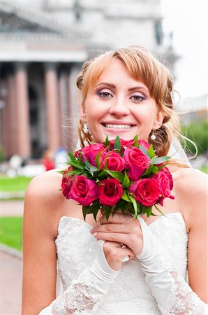 simsearch:400-04762831,k - cheerful bride is holding wedding bunch of roses Stock Photo - Budget Royalty-Free & Subscription, Code: 400-04335700