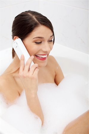simsearch:400-08131957,k - Beautiful young woman talking by wireless phone while taking a bath Foto de stock - Royalty-Free Super Valor e Assinatura, Número: 400-04336004