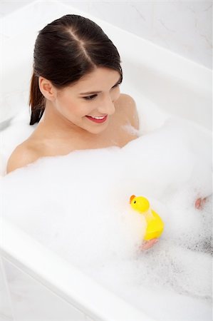 Beautiful young caucasian woman taking a bath with yellow duck. Photographie de stock - Aubaine LD & Abonnement, Code: 400-04336002