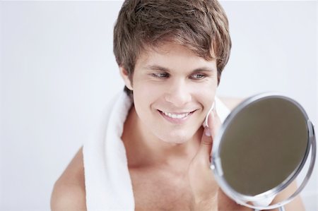 face cream male - The man rubs the face with cotton pad Stock Photo - Budget Royalty-Free & Subscription, Code: 400-04336300