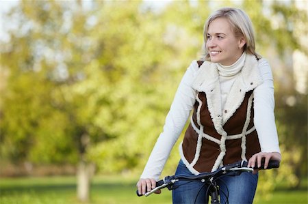 simsearch:400-04336549,k - A young girl rides a bicycle outdoors Fotografie stock - Microstock e Abbonamento, Codice: 400-04336560