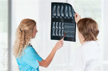 simsearch:400-05192324,k - Medical doctors analysing x-ray photography in hospital Stock Photo - Budget Royalty-Free & Subscription, Code: 400-04337282