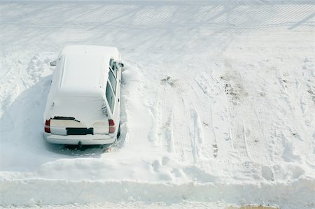 parked snow - A car parked in snow Foto de stock - Super Valor sin royalties y Suscripción, Código: 400-04338496