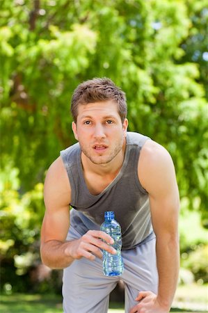 simsearch:400-05104948,k - Sporty man drinking water in the park Stock Photo - Budget Royalty-Free & Subscription, Code: 400-04338968