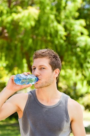 simsearch:400-05104948,k - Sporty man drinking water in the park Stock Photo - Budget Royalty-Free & Subscription, Code: 400-04338972