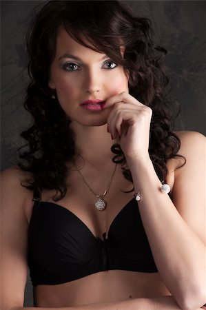 simsearch:400-06103705,k - close up portrait of a brunette with make up and hair style in black bra and red lips Foto de stock - Super Valor sin royalties y Suscripción, Código: 400-04339550