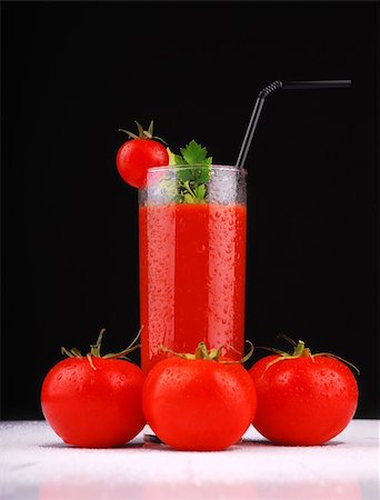 simsearch:400-05911768,k - Fresh tomatoes and a glass full of tomato juice Photographie de stock - Aubaine LD & Abonnement, Code: 400-04330776