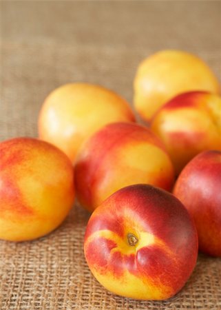 simsearch:400-04709478,k - Bunch of ripe nectarine peaches on mesh background Foto de stock - Super Valor sin royalties y Suscripción, Código: 400-04331188