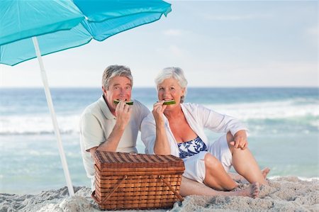 Elderly couple picniking on the beach Foto de stock - Super Valor sin royalties y Suscripción, Código: 400-04332040