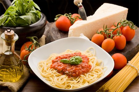 photo of italian spaghetti with tomatoe sauce and their ingredients arround Stockbilder - Microstock & Abonnement, Bildnummer: 400-04332445