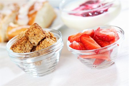 simsearch:400-08110674,k - Healthy breakfast or snack with yogurt and fresh fruits Stockbilder - Microstock & Abonnement, Bildnummer: 400-04332539