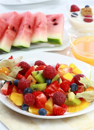 simsearch:400-04415230,k - Delicious fresh  fruit salad served in bowl as dessert Photographie de stock - Aubaine LD & Abonnement, Code: 400-04332549