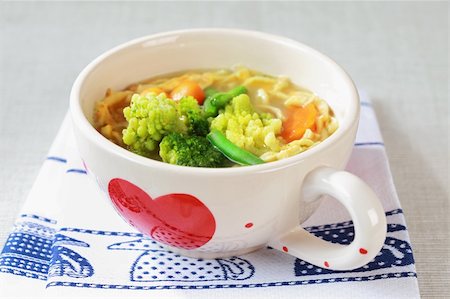 simsearch:400-04341378,k - Chicken noodle soup with sorted vegetable Fotografie stock - Microstock e Abbonamento, Codice: 400-04332540