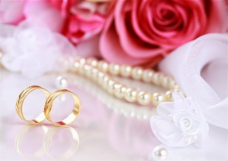 simsearch:400-04574409,k - Wedding still life with beautiful golden rings and bouquet Stock Photo - Budget Royalty-Free & Subscription, Code: 400-04332541