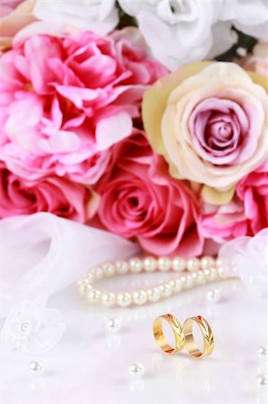 simsearch:400-04574409,k - Wedding still life with beautiful golden rings and bouquet Stock Photo - Budget Royalty-Free & Subscription, Code: 400-04332543