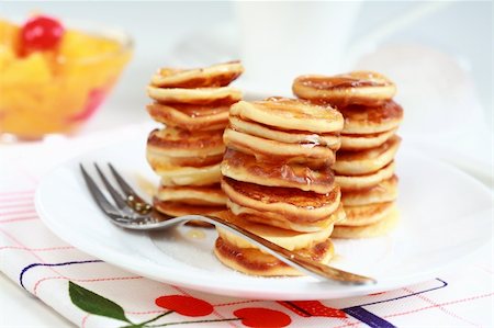 simsearch:400-08071201,k - Sweet pancakes with compote and pancake maker background Photographie de stock - Aubaine LD & Abonnement, Code: 400-04332566