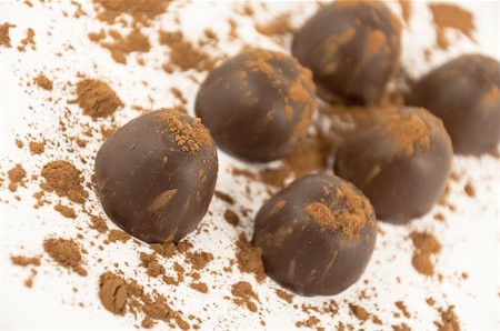 Chocolates sprinkled with cocoa, isolated on a white background Photographie de stock - Aubaine LD & Abonnement, Code: 400-04332717