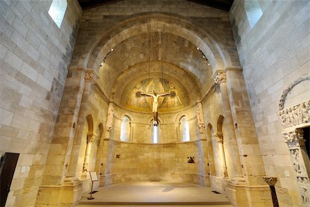 Fuentidue?a Chapel, a Spanish Apse built between 1150-1200, on display at the Cloisters Museum in New York City.  September 22, 2010. Photographie de stock - Aubaine LD & Abonnement, Code: 400-04332927
