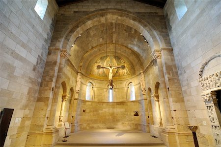 Fuentidue?a Chapel, a Spanish Apse built between 1150-1200, on display at the Cloisters Museum in New York City.  September 22, 2010. Foto de stock - Super Valor sin royalties y Suscripción, Código: 400-04332927