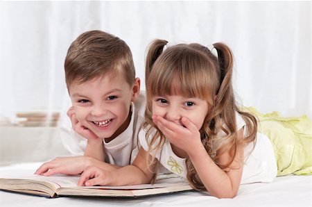 fotostok_pdv (artist) - Lovely children - brother and sister, reading a book, on the bed Foto de stock - Royalty-Free Super Valor e Assinatura, Número: 400-04333984