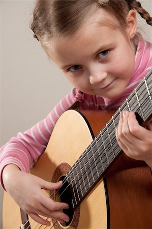 Young girl play classical guitar Foto de stock - Super Valor sin royalties y Suscripción, Código: 400-04344926