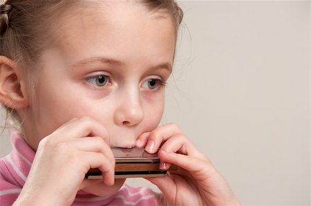 simsearch:400-05745955,k - Young girl play blues harmonica Foto de stock - Royalty-Free Super Valor e Assinatura, Número: 400-04344927