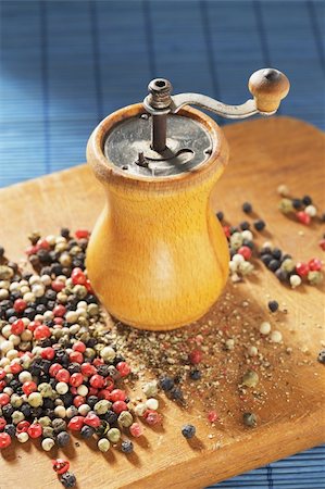 sfregare - Old Pepper grinder mill with different dried peppers Fotografie stock - Microstock e Abbonamento, Codice: 400-04344951