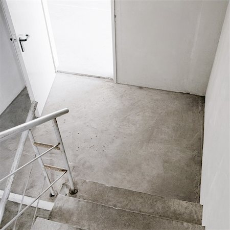 simsearch:400-05728613,k - Empty building stairway with open doors Foto de stock - Royalty-Free Super Valor e Assinatura, Número: 400-04345042