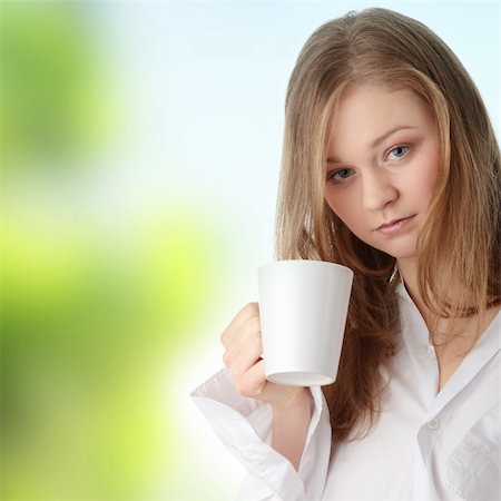 The beautiful young woman drinks morning coffee or tea Foto de stock - Super Valor sin royalties y Suscripción, Código: 400-04345776