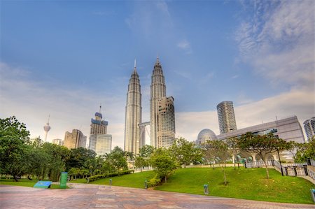 simsearch:400-07556350,k - Colorful cityscape of famous skyscrapers with green park under blue sky in Kuala Lumpur, Malaysia, Asia. Foto de stock - Super Valor sin royalties y Suscripción, Código: 400-04347582