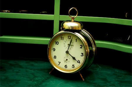 Old gold alarm clock on the table Photographie de stock - Aubaine LD & Abonnement, Code: 400-04347598