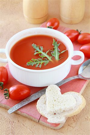 simsearch:400-08786286,k - tomato soup in a white bowl with arugula and cherry tomatoes Fotografie stock - Microstock e Abbonamento, Codice: 400-04347877