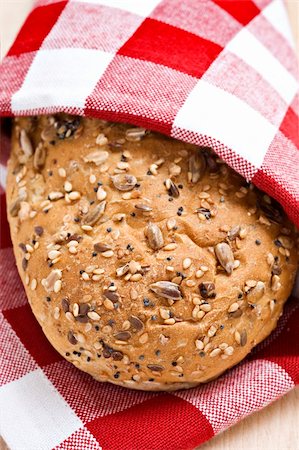 simsearch:400-07996450,k - Whole wheat loaf in a red and white cloth ready to be served Foto de stock - Royalty-Free Super Valor e Assinatura, Número: 400-04348094