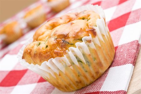 simsearch:400-08432236,k - Freshly baked spinach and cheese muffins on a cloth Fotografie stock - Microstock e Abbonamento, Codice: 400-04348092