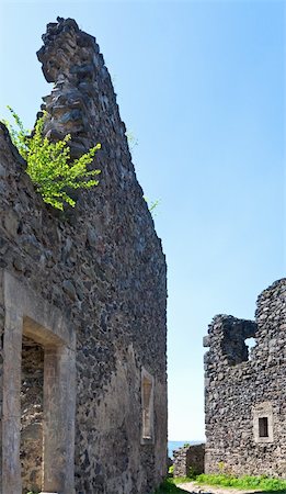 simsearch:400-05243959,k - Summer view of Nevytsky Castle ruins (Kamyanitsa  village ,12 km north of Uzhhorod, Zakarpattia Oblast, Ukraine). Built in 13th century. Foto de stock - Royalty-Free Super Valor e Assinatura, Número: 400-04348287