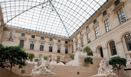 Sculpture yard in Louvre Museum, Paris Stockbilder - Microstock & Abonnement, Bildnummer: 400-04348777