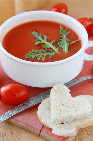 simsearch:400-08786286,k - tomato soup in a white bowl with arugula and cherry tomatoes Fotografie stock - Microstock e Abbonamento, Codice: 400-04348943