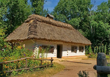simsearch:400-07627350,k - Old house in the village of Ukraine under a thatched roof. The house is historically typical structure of wood and clay in the villages of central Europe. Near the house is a courtyard and garden. Foto de stock - Super Valor sin royalties y Suscripción, Código: 400-04349057